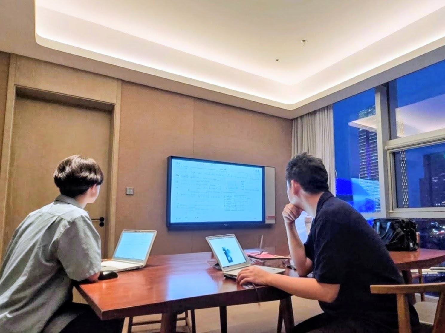 出張先のホテルで同僚と打ち合わせ